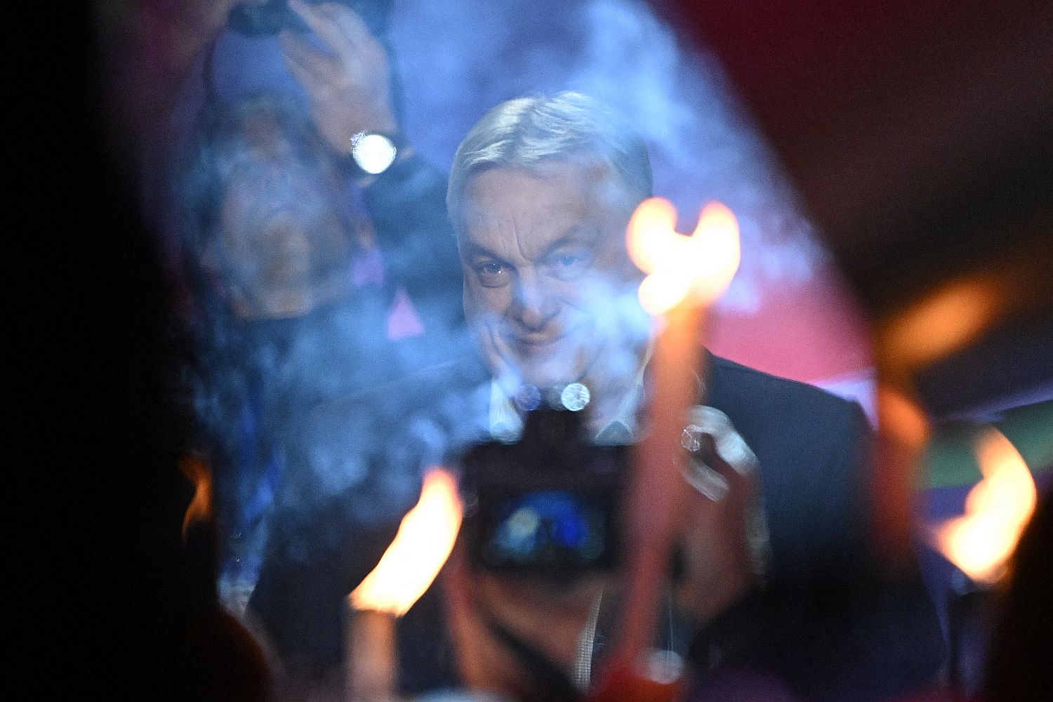 Orbán Viktro egy fáklya fényében