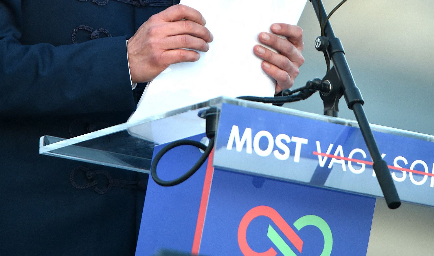 A Tisza Párt logója egy pulpituson