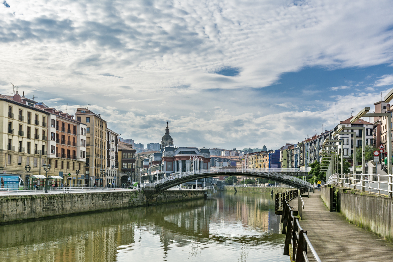 Bilbao két partja, köztük a Nervion folyó.