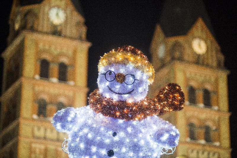 Hóember Nyíregyháza főterén advent idején.