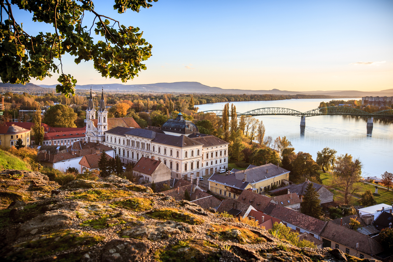 Esztergom óvárosa, háttérben a Mária Valéria híddal.