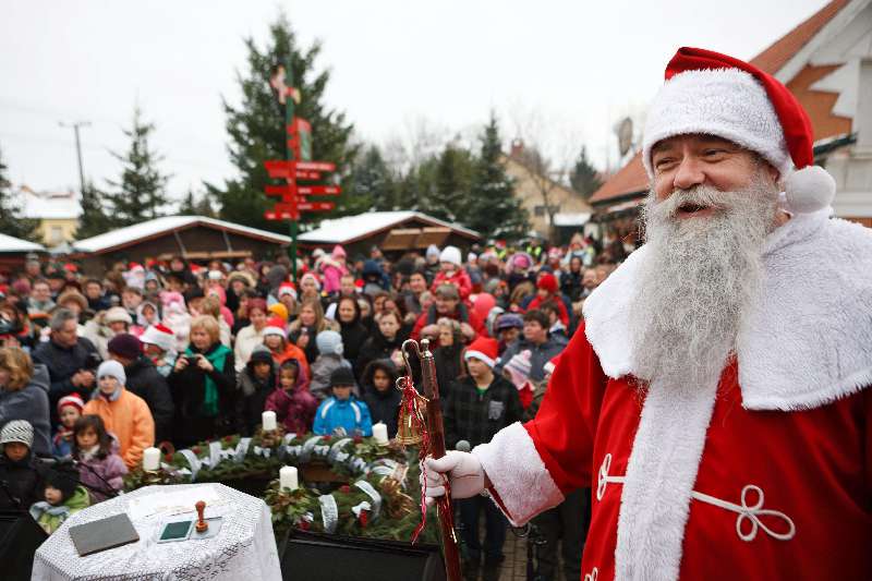 Mikulás a gyerekek körében, advent idején a Mikulásház udvarán