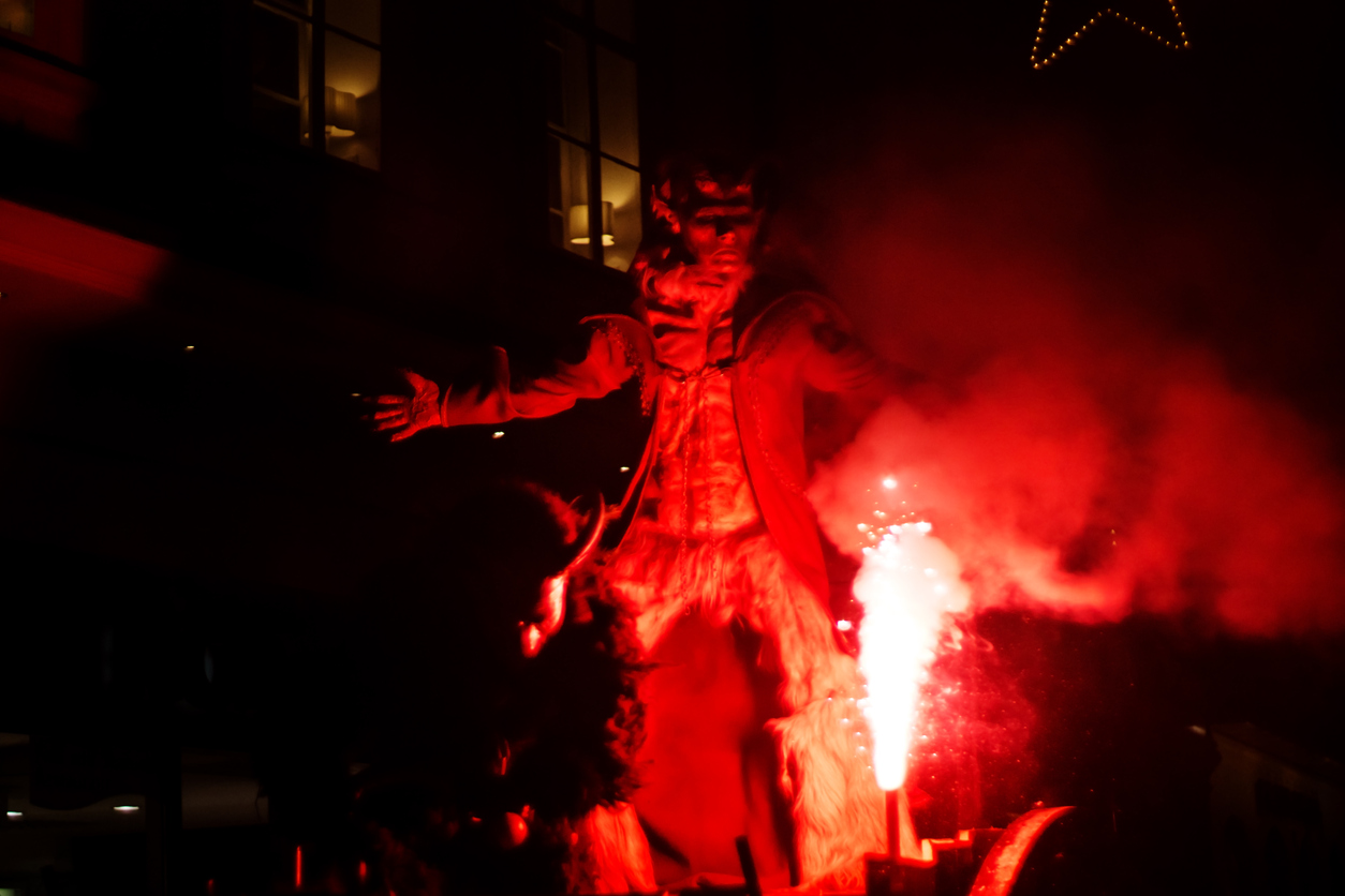 Pirotechnikát égető krampusz Salzburg utcáin.