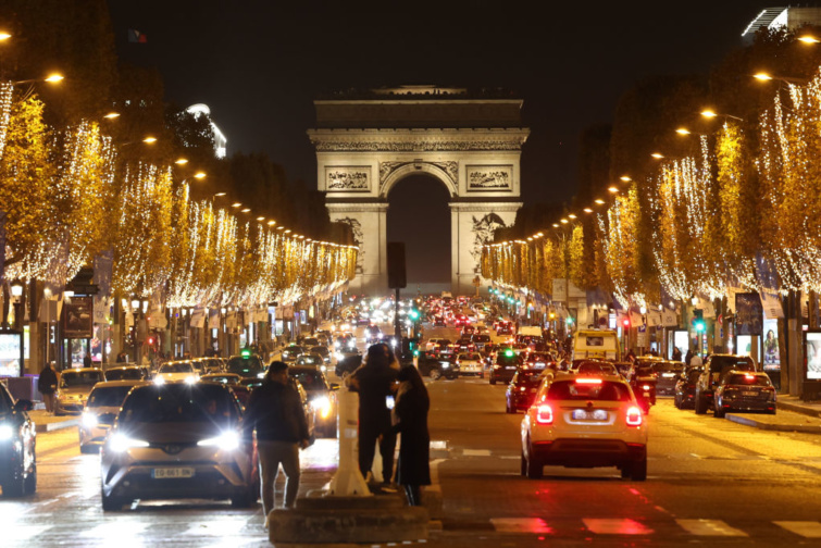 A Champs-Élysées karácsonyi fényekben
