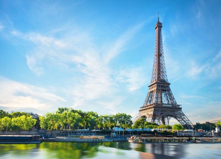 Az Eiffel-torony Párizsban a Szajna partján