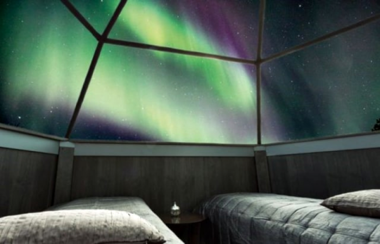 Sarki fény az Artic Snowhotel igluja felett