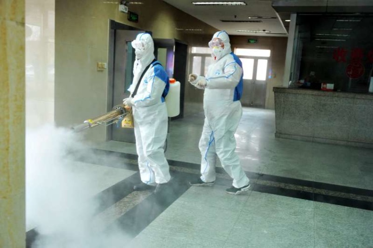 Fertőtlenítőszert szórnak önkéntesek a koronavírus miatt a kínai Csingtaó