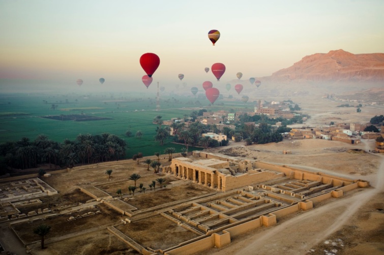 Luxorban a királyok völgye látképe, háttérben hőlégballonok
