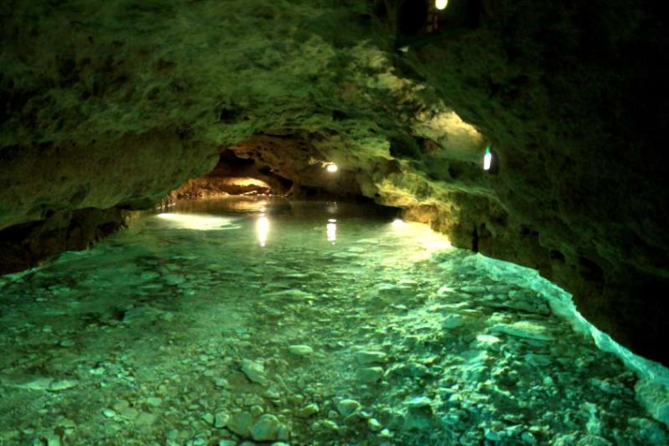 Tapolcai-tavasbarlang egyik járatának csillogó víztükre.