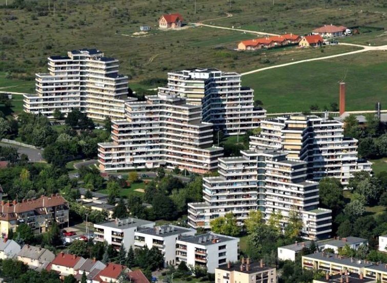 A tengerparti szállodákra emlékeztető Y-házak Tapolcán. 