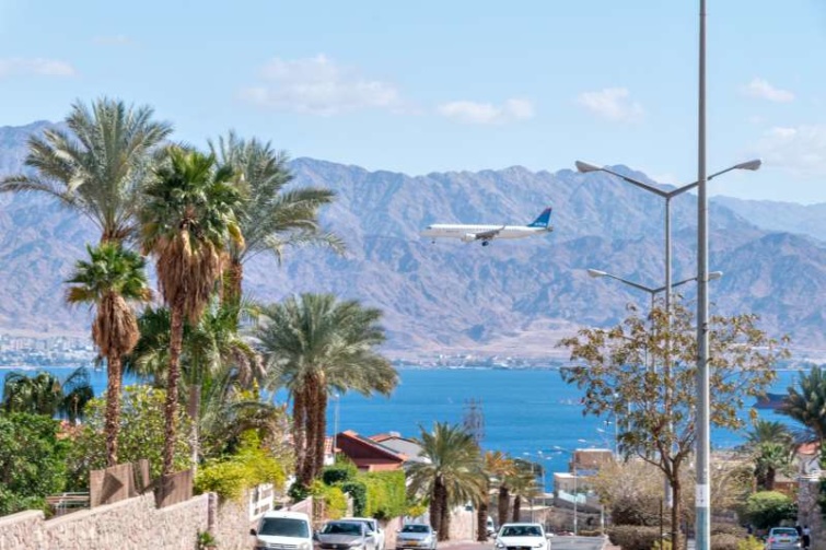 Az izraeli Eilat látképe repülőgéppel.