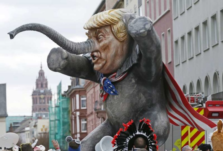 A kölni karnevál egyik, az amerikai elnököt ábrázoló bábuja.