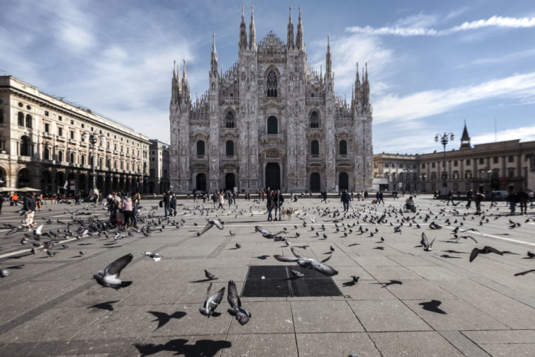 koronavirus-turizmus-milano - Startlap Utazás Lézengő turisták a milánói Dóm téren, 2020. februárjának végén