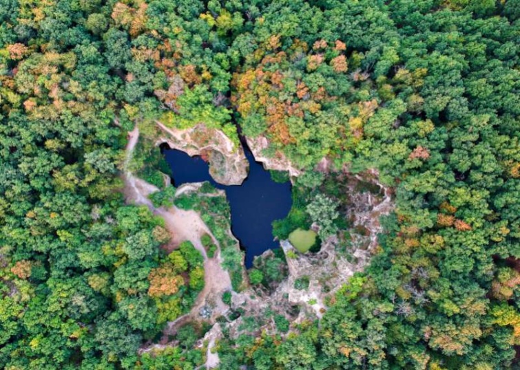 A Megyer-hegyi tengerszem tó felülről fotózva.