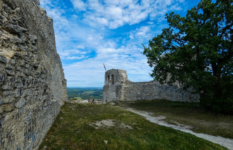 Öt eldugott vár a Balaton-felvidéken túrázóknak, kirándulóknak