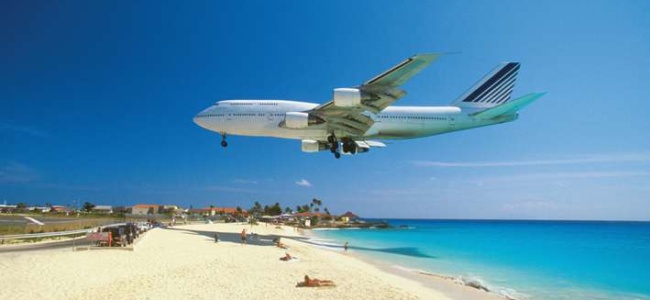 A Hollandiához tartozó Karib-tengeren található Sint Maarten szigetén száll le egy gép a strand felett.