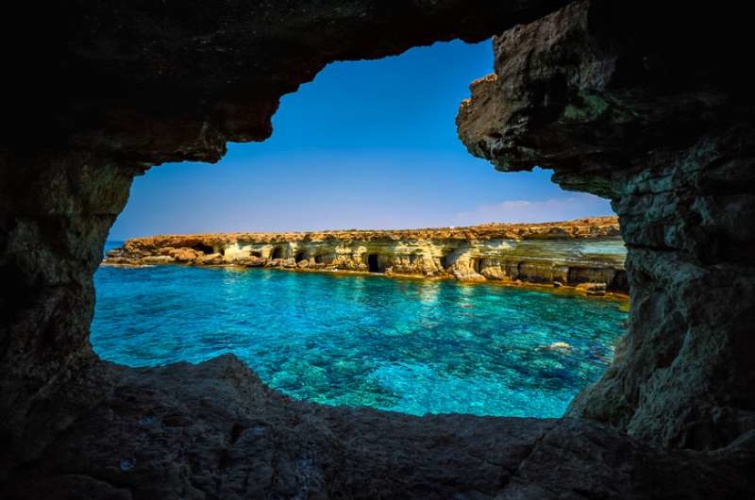 Scenic View Of Rock Formations In Sea Seen Through Cave - Startlap Utazás