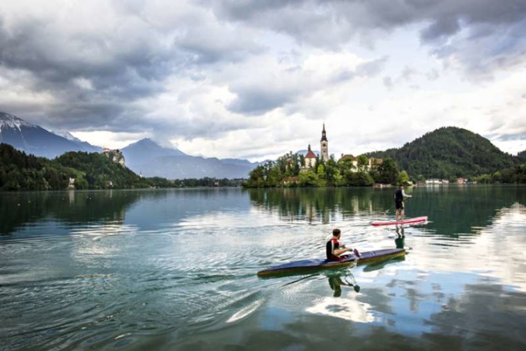 Paddling to the iconic Church on the Lake. - Startlap Utazás