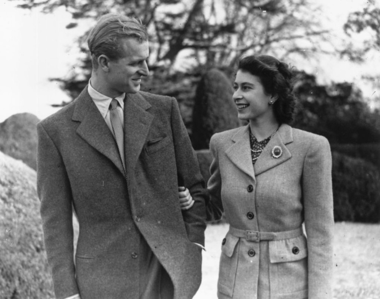 A későbbi II. Erzsébet királynő és férje, Fülöp herceg 1947-ből.