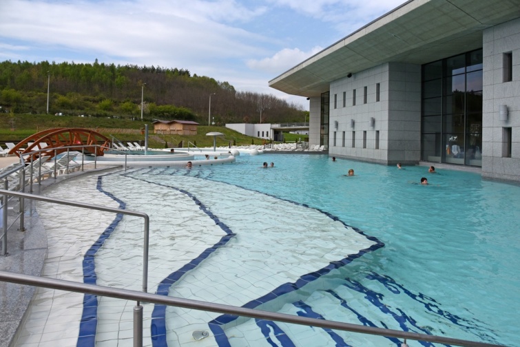 Medence és fürdőző emberek Egerszalókon a Saliris Resortban.