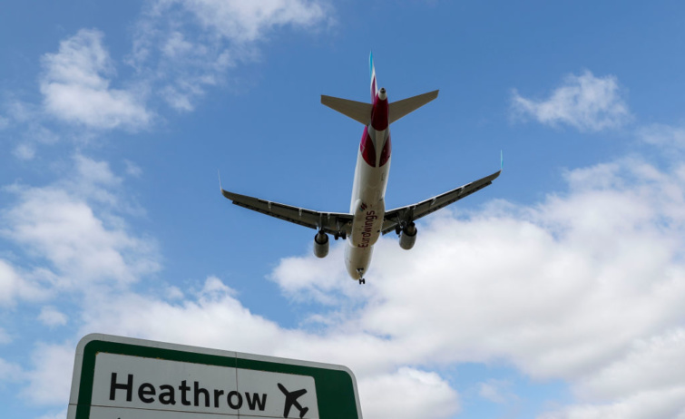 Landoló repülőgép a Heathrown az Egyesült Királyságban bevezetett új beutazási korlátozások kihirdetése után.