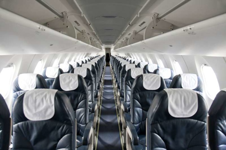 Üres repülőgép belső, ülésekkel