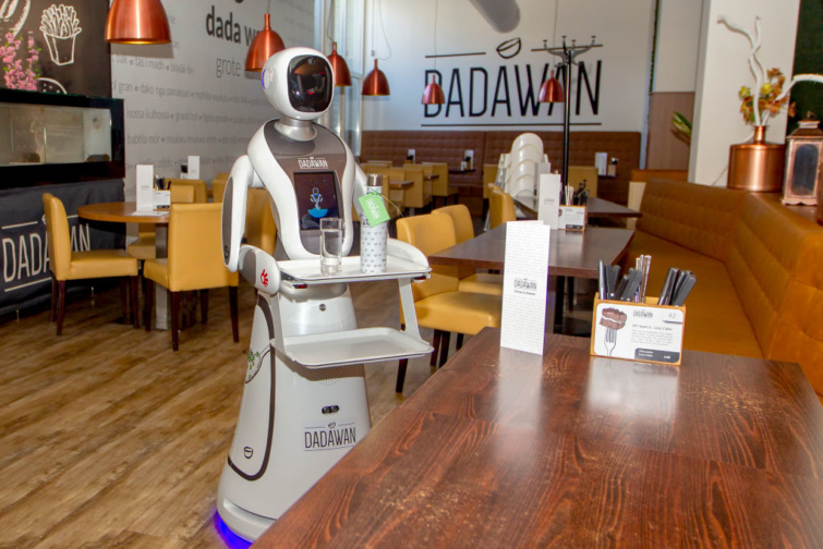 Robot felszolgáló egy étteremben - Startlap Utazás Robotpincér