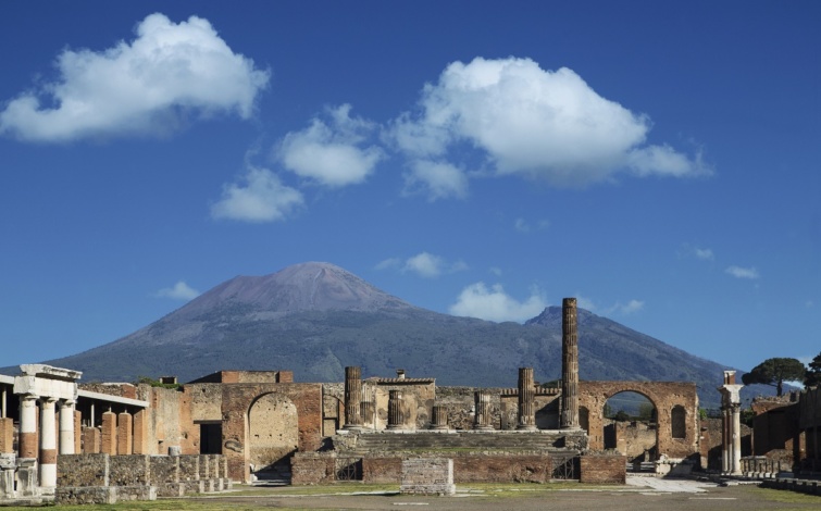Pompeii látképe, háttérben a Vezúvval.