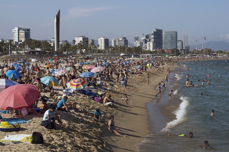Tömve vannak a barcelonai strandok