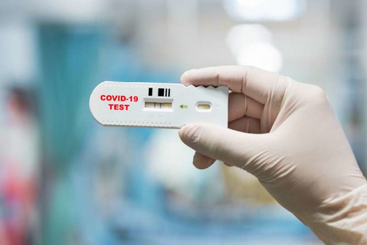 Doctor hand holding positive Coronavirus or Covid-19 rapid test - Startlap Utazás