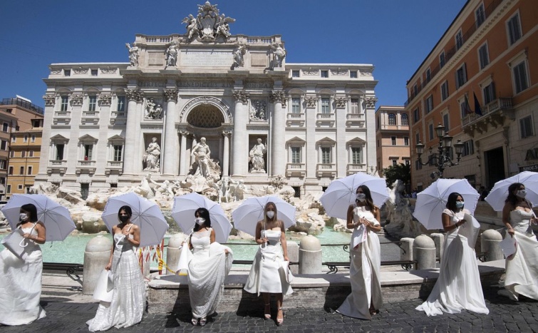 róma trevi-kút menyasszonyok