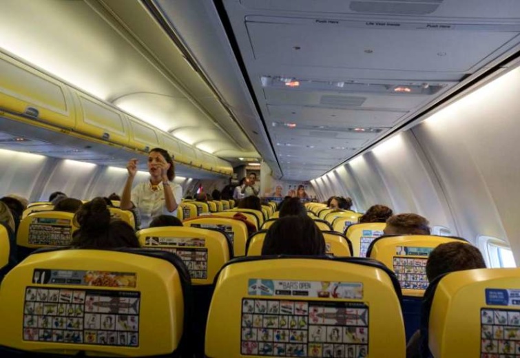 Egy Ryanair gép belseje, székekkel