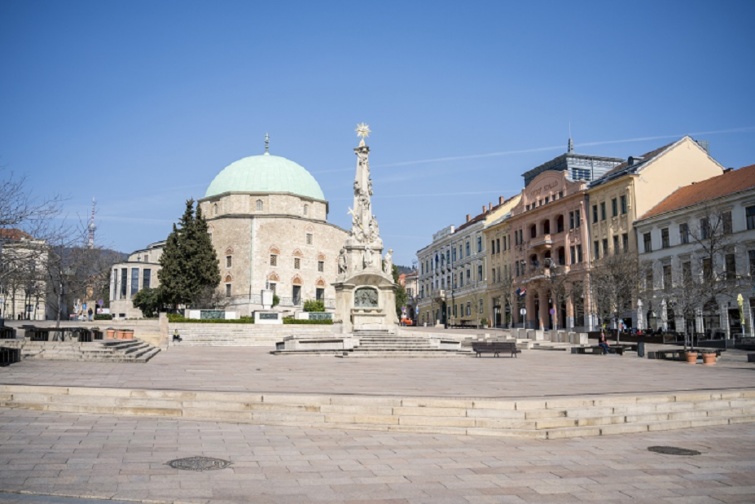 Széchenyi tér és Gázi Kászim pasa dzsámija 