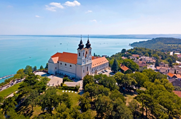 A tihanyi apátság háttérben a Balaton csodálatosan kék víztükrével