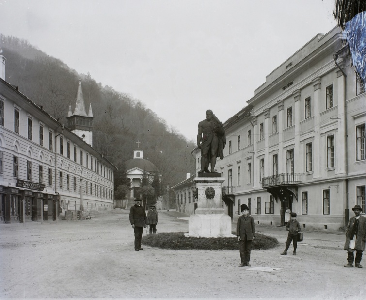 fortepan_86457 - Startlap Utazás A Herkulesfürdői Herkules-tér, 1904-ből.