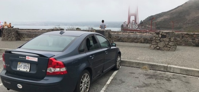 Suberték Volvoja San Francisco-ban, a Golden Gate előtt. 