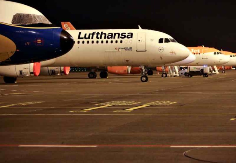 Egy Lufthansa repülőgép a kifutón az új BER Berlin Brandenburg repülőtéren, 2020. október 31-én