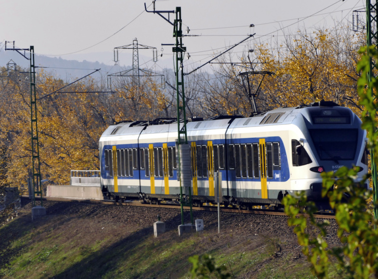 Közlekedés - Budapest - Modern vonat őszi tájban - Startlap Utazás