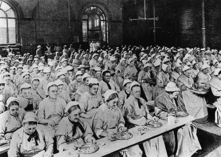 Vacsorázó nők egy londoni dologházban 1900 körül.