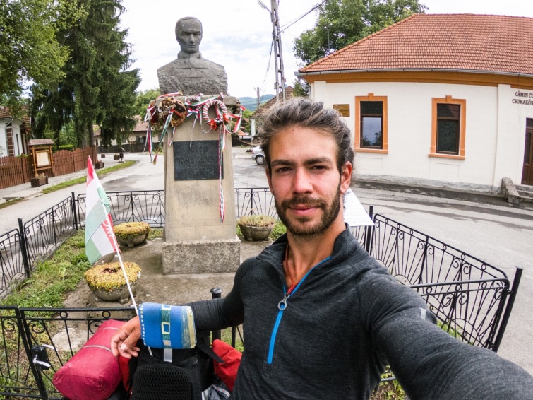 Indulás Kőrösi Csoma Sándor szobrától, Csomakőrös