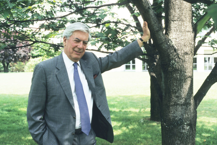 Mario Vargas Llosa író egy fának támaszkodik.