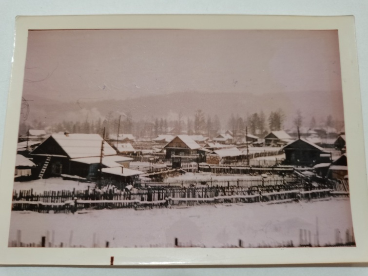 Szibériai falu a vonatablakból