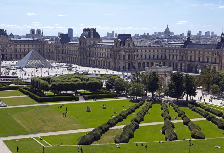 A Louvre látképe Párizsban.