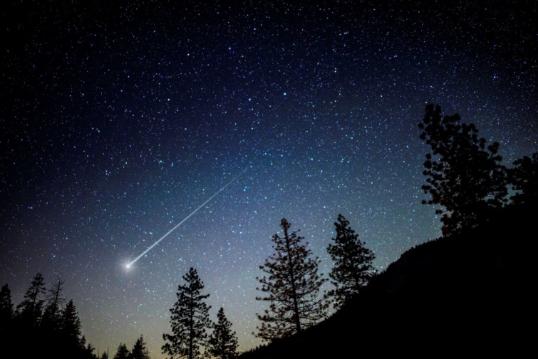 Földre zuhanó meteorit az égbolton