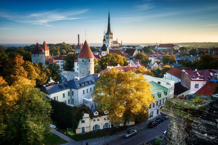 Az észtországi Tallinn látképe.