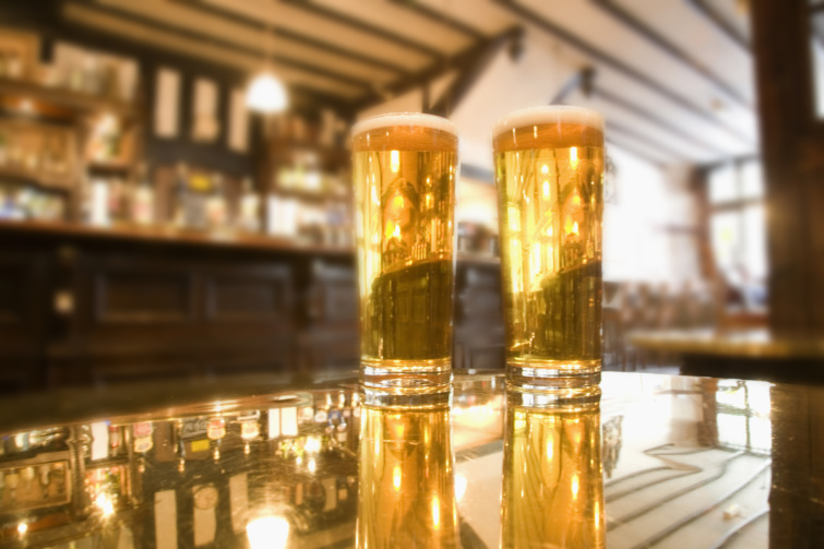 Két pint sör egy londoni pub asztalán.