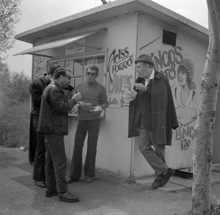 Várkonyi Zoltán lángost majszol egy velencei sütöde falának támaszkodva, 1972.