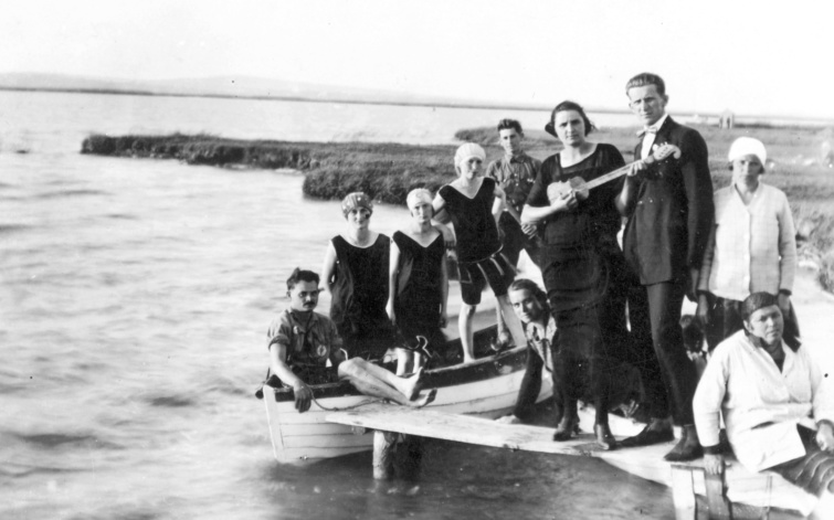 Nyaralók a Velencei-tó partján Gárdonyban, 1927-ben.