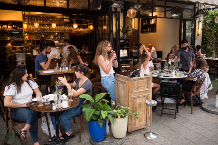 Izraelben már nem kell maszkot viselni szabadtéren