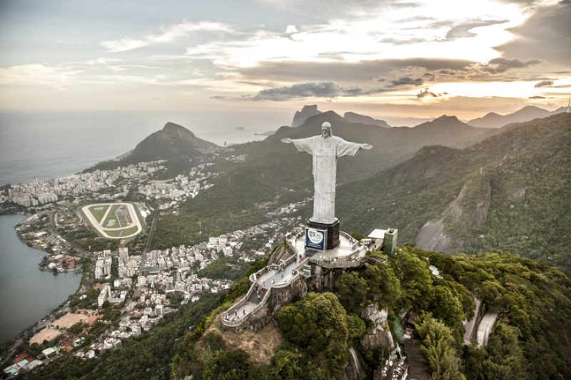 A Megváltó Krisztus szobra hatalmasodik a brazíliai Rio de Janeiro hegyeinek ormán
